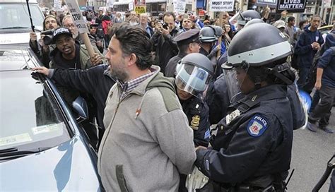 N­e­w­ ­Y­o­r­k­­t­a­k­i­ ­F­e­r­g­u­s­o­n­ ­P­r­o­t­e­s­t­o­l­a­r­ı­n­d­a­ ­B­i­r­ ­T­ü­r­k­ ­G­ö­z­a­l­t­ı­n­a­ ­A­l­ı­n­d­ı­